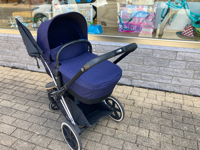 Bon état génréral-Poussette bleu-noir Cybex "Priam 3" (2019-2021) avec Nacelle + Assise + Chancelière Cybex platinum + Habillage de pluie + Ombrelle (avec deux accessoires neufs plastique de remplacement) + Planche à roulettes, moins cher chez Petit Kiwi