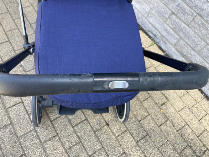 Bon état génréral-Poussette bleu-noir Cybex "Priam 3" (2019-2021) avec Nacelle + Assise + Chancelière Cybex platinum + Habillage de pluie + Ombrelle (avec deux accessoires neufs plastique de remplacement) + Planche à roulettes, moins cher chez Petit Kiwi