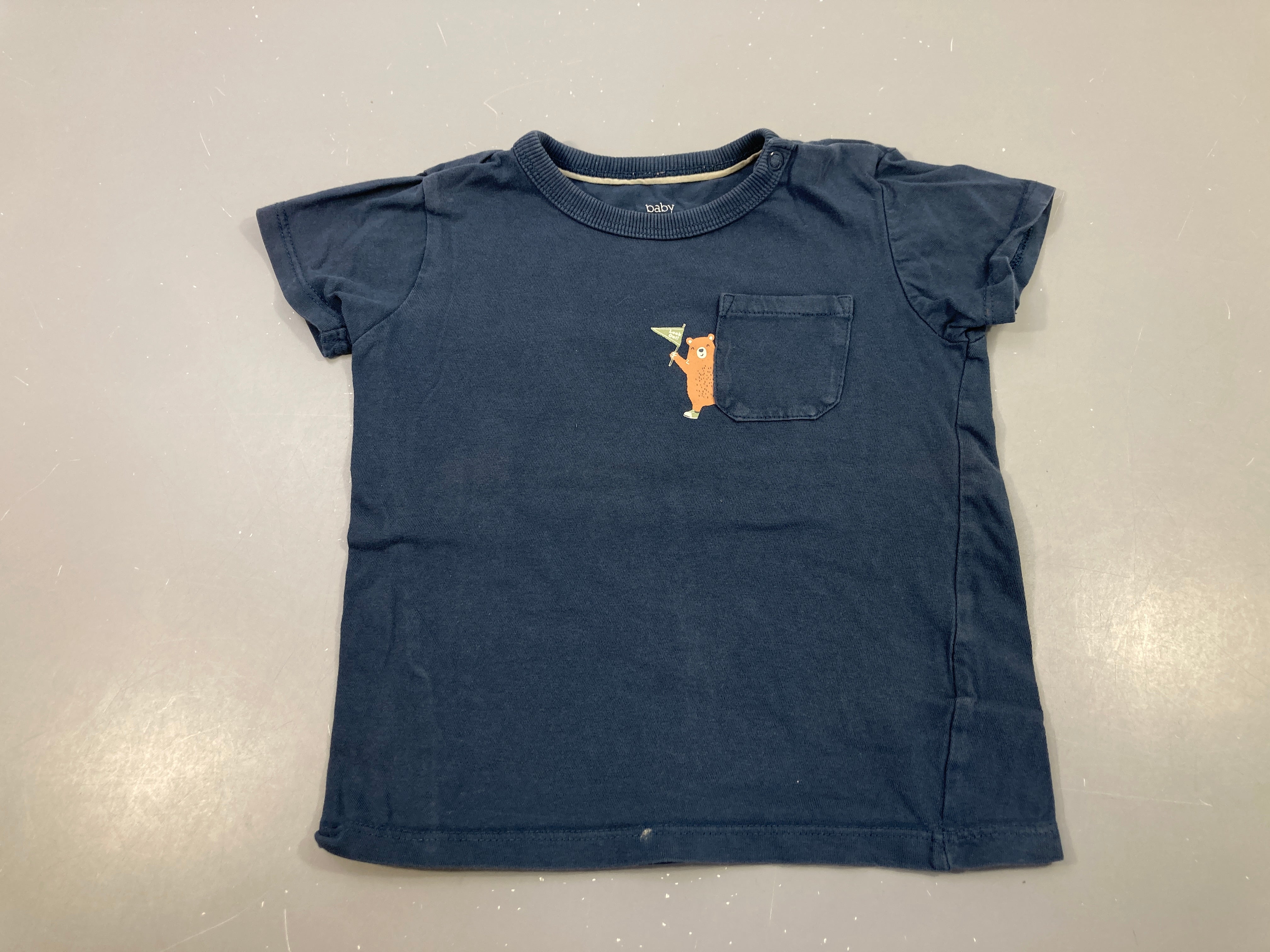 T-shirt m.c bleu poche ours un peu délavé