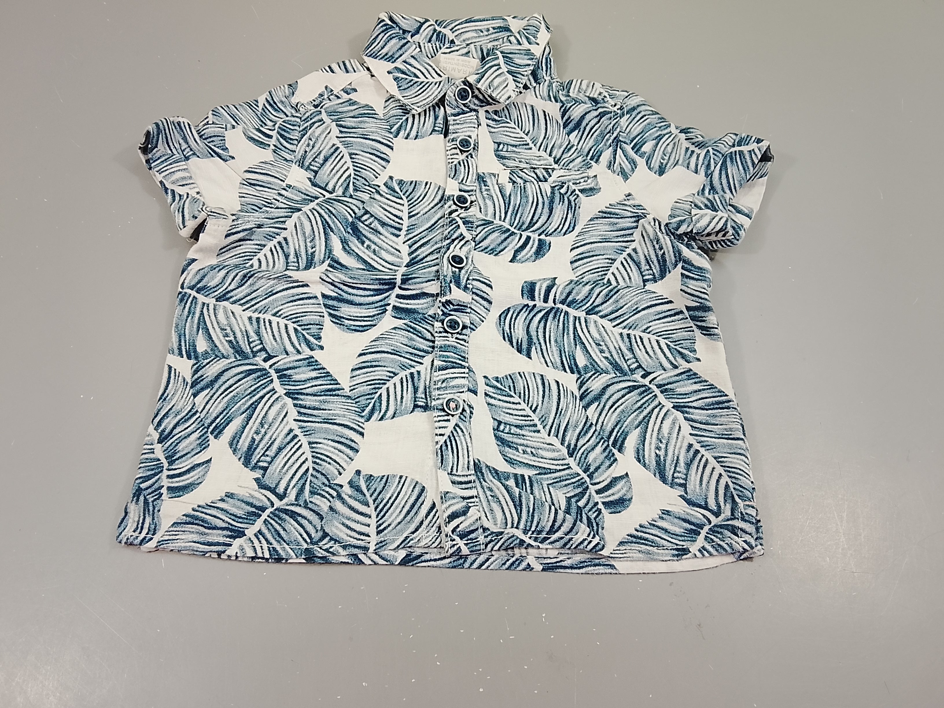 Chemise m.c blanc, motifs feuilles bleues
